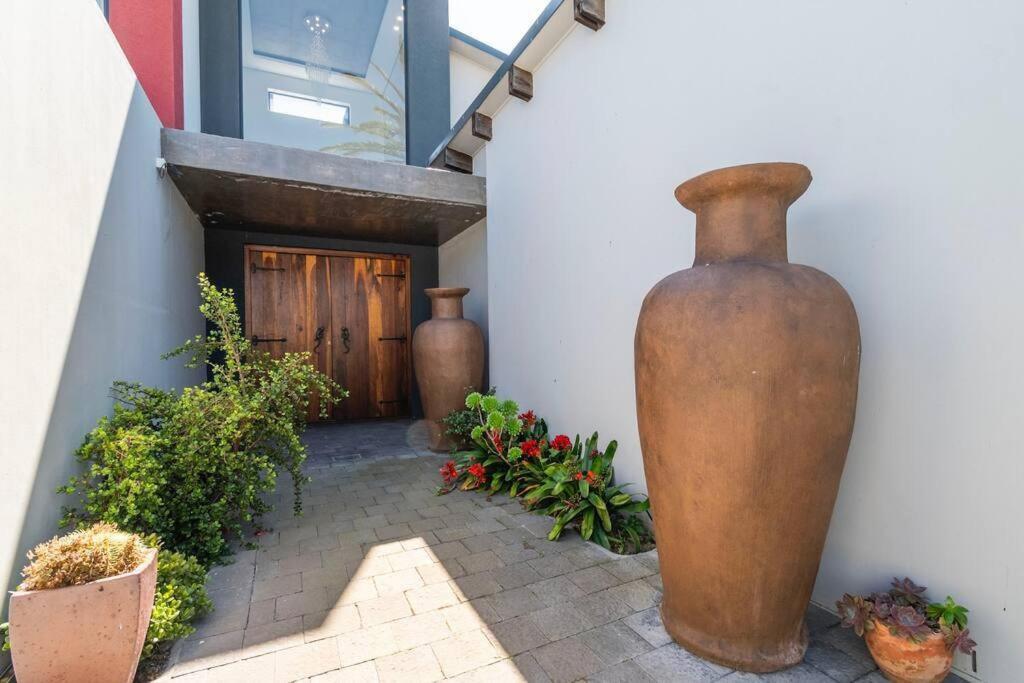 Family Home In Tableview, Close To Dolphin Beach. Cape Town Exterior photo